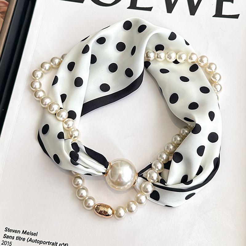 Pearl Trim Chain - Satynowa apaszka na szyję z perłowym